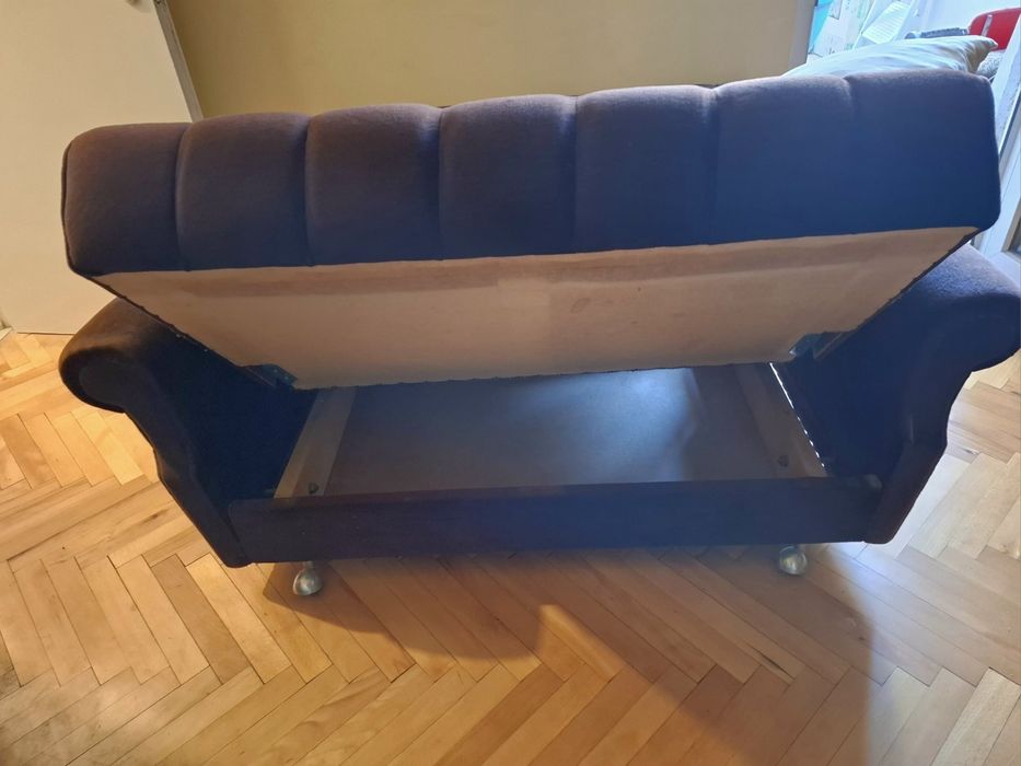 Продавам двуместен клик клак диван