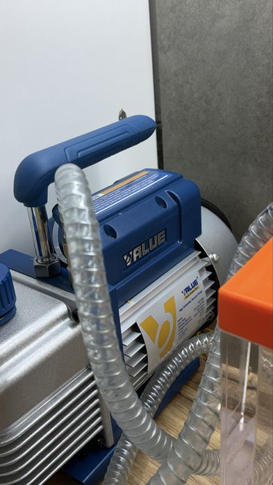 Вакумный компрессор и камера.