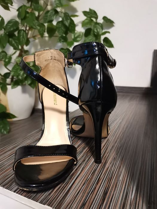 Sandale cu toc subtire si bareta pe glezna