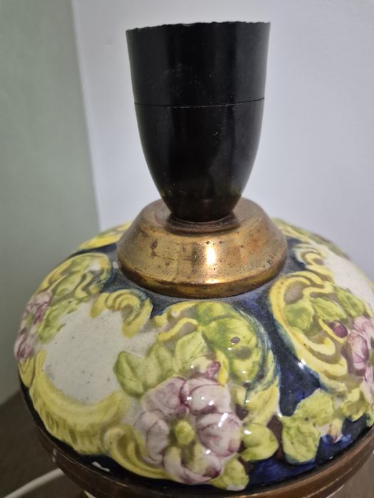 Lampă / Veioză veche din ceramică Majolică și bază metalică, stil Art Nouveau