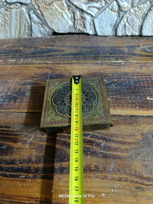 Стара кашпа и кутия