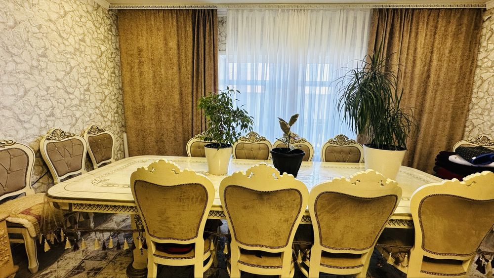 Стол со стульями