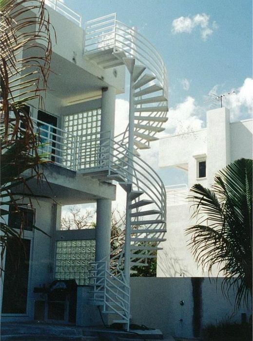 Vând trepte metalice cu sistem antialunecare pentru scări spirale