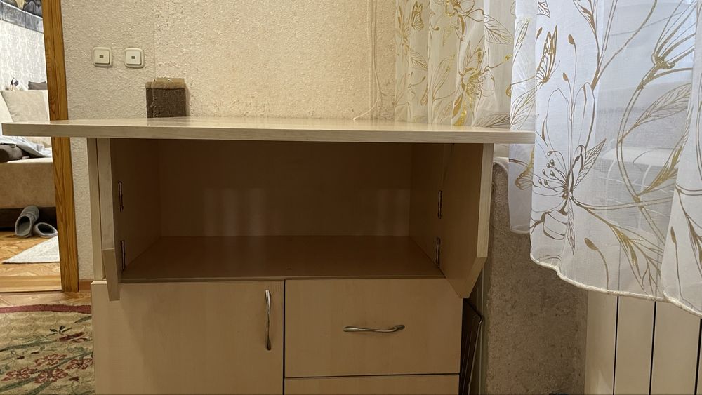 Продается стол .