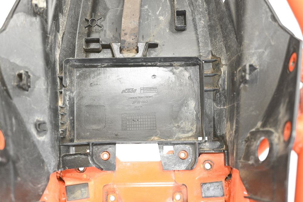 KTM DUKE 125 Cadru codita spate cu plastic baterie