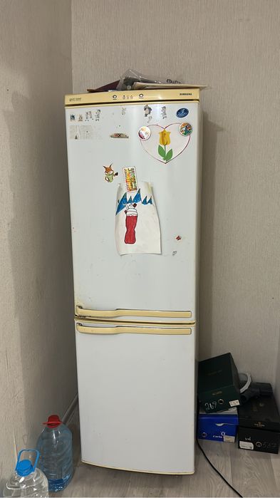 Холодильник в хорошем состоянии самсунг оригинал.