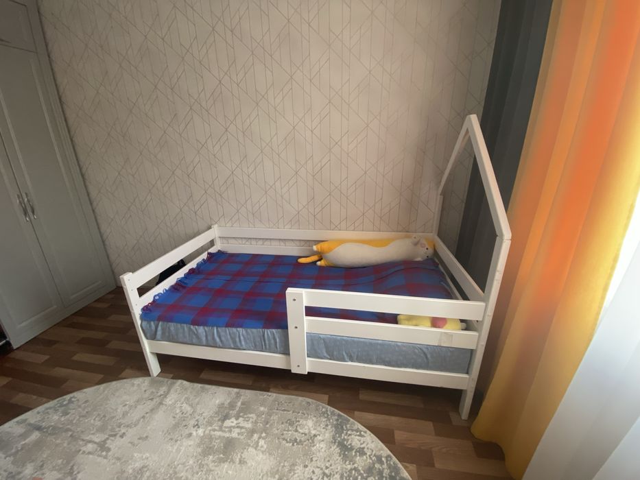 Продам детскую кровать с матрасом