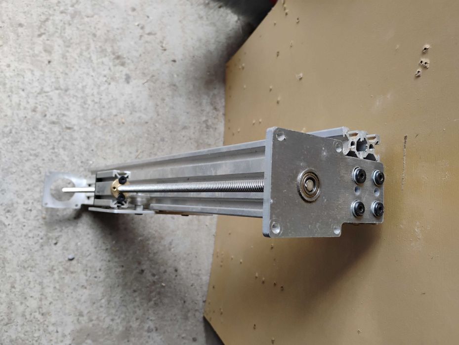 Axa pentru constructie CNC