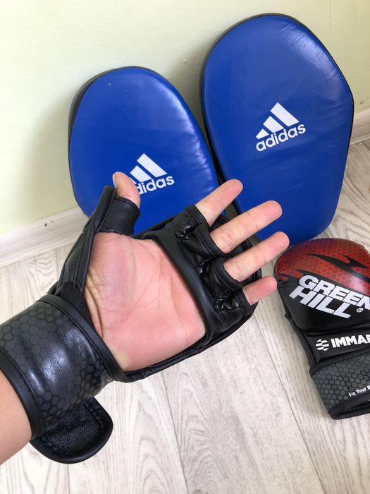 Груша с перчаткой лапой