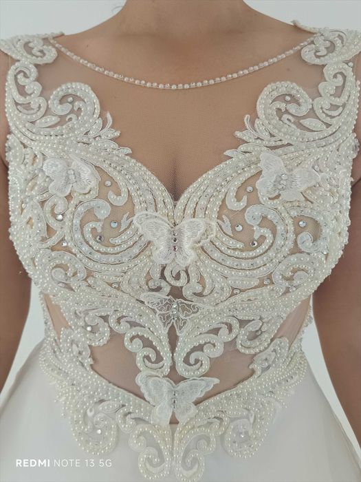 Rochie de mireasa stil prințesă/A-line cu cerc+ Costum Ginerica vișiniu mărimea M.