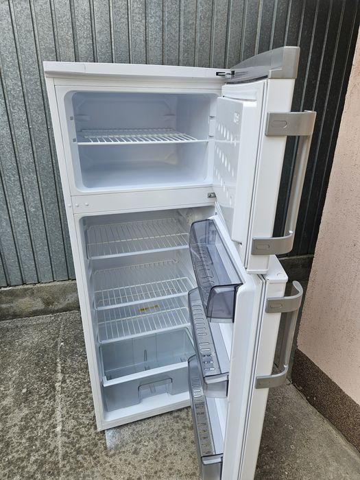 Vand scaune tapițate noi și frigider arctic cu doua usi