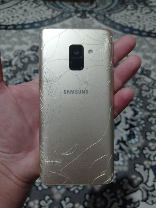 Samsung a8 4/64 ishlab turgan tel IME otgan ekranda soya bor