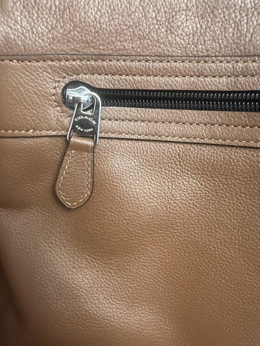 Geantă bărbați Coach nouă, originală, dimensiuni 33cm x 30cm.