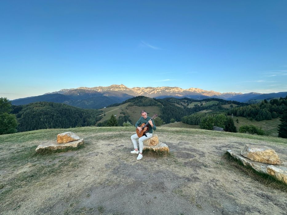 Ofer lecții de chitară clasică și pian