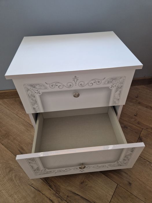 Vand o noptiera eleganta de dormitor