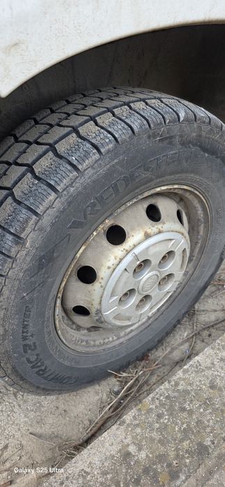 Продавам гуми с джанти за бус