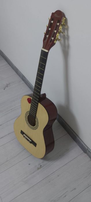 Vând chitara  Flame CG821 NT
