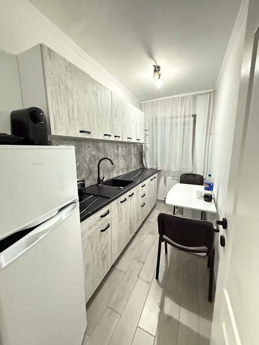 Vand apartament cu doua camere , zona Velenta