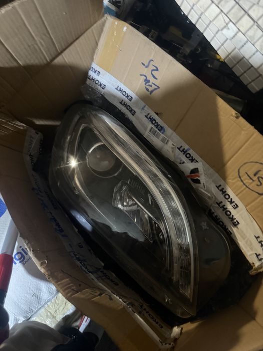 Десен завиващ ксенонов фар за Mercedes ML W166 без забележки