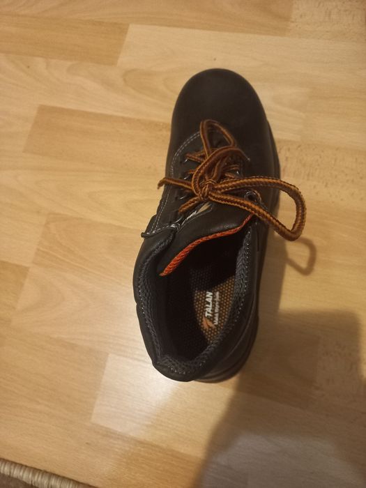 Vînd bocanci de protecție