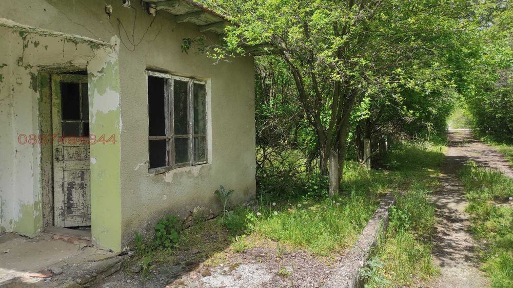 Продавам два парцела с постройки от стопански двор