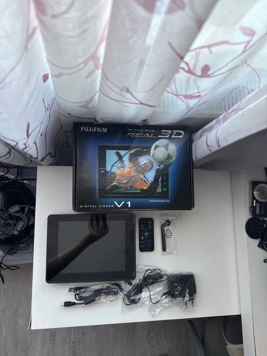 Fujifilm FinePix REAL 3D V1 Digital Viewer 3D LCD Display for W1/W3