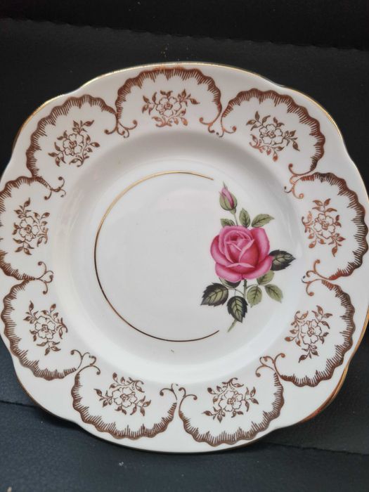 Продавам порцеланови чинийки