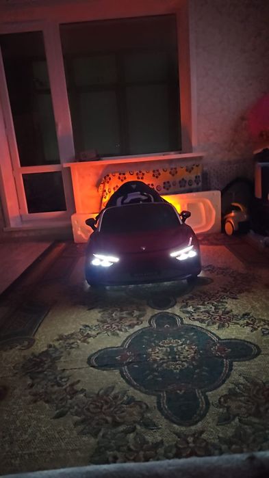 Детская машина на пульте управления.