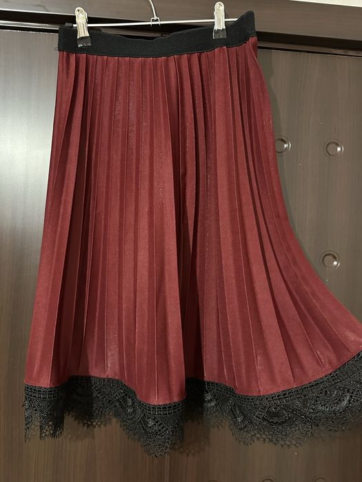 Пола бордо под коляното