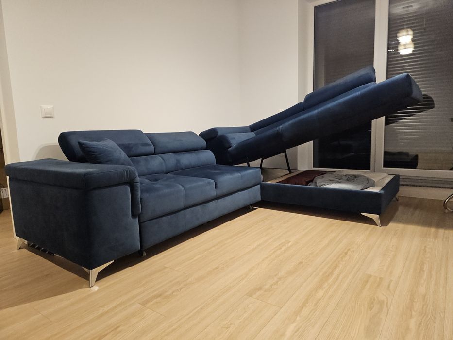 Canapea colțar extensibil cu tetiere reglabile si lada de depozitare