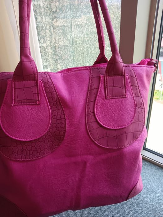 Дамска чанта от еко кожа с декорация  в розово с външен джоб на заднат