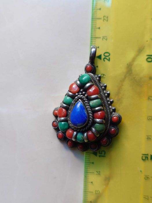 Pandantiv vechi si masiv din argint, realizat manual în Tibet.