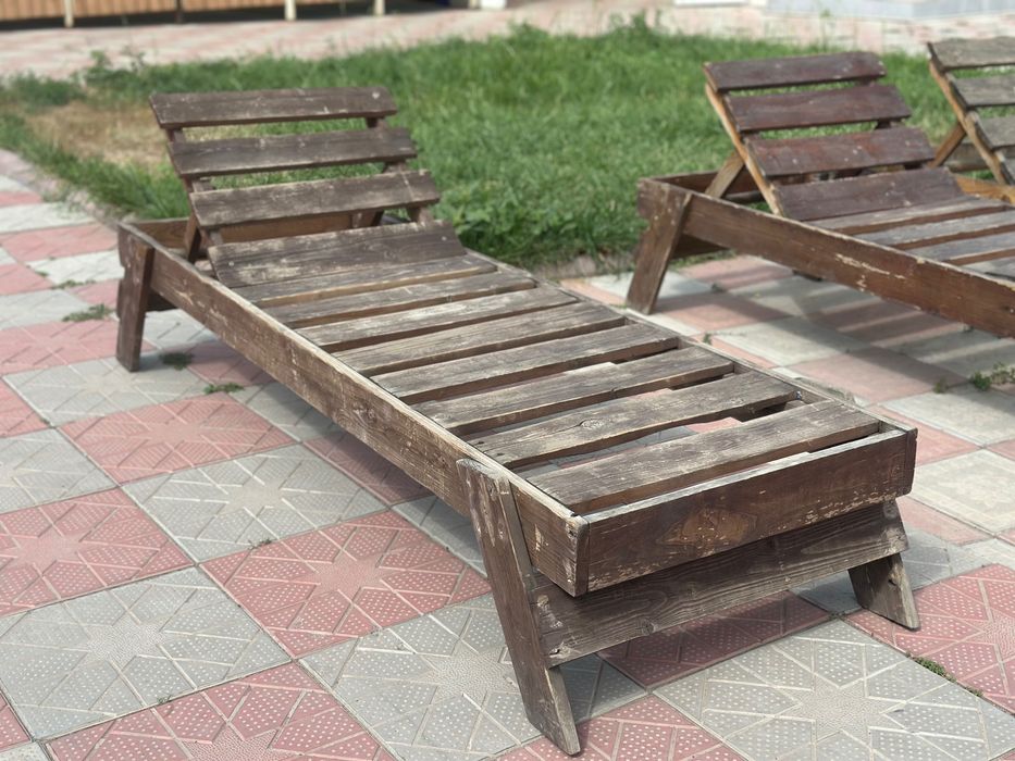 Шезлонг для бассейна