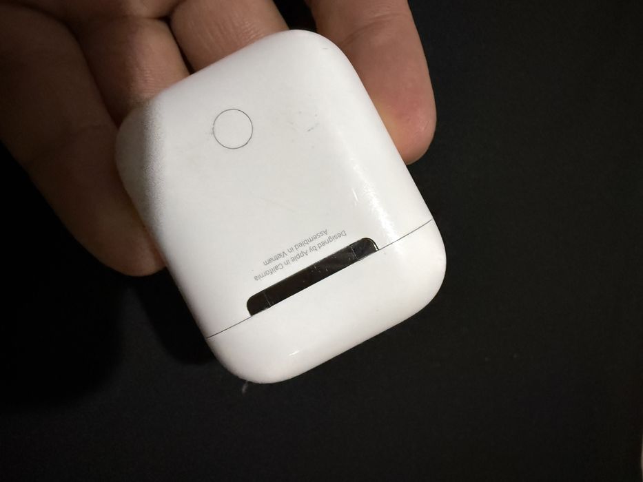 Продам оригинал кейс airpods 2