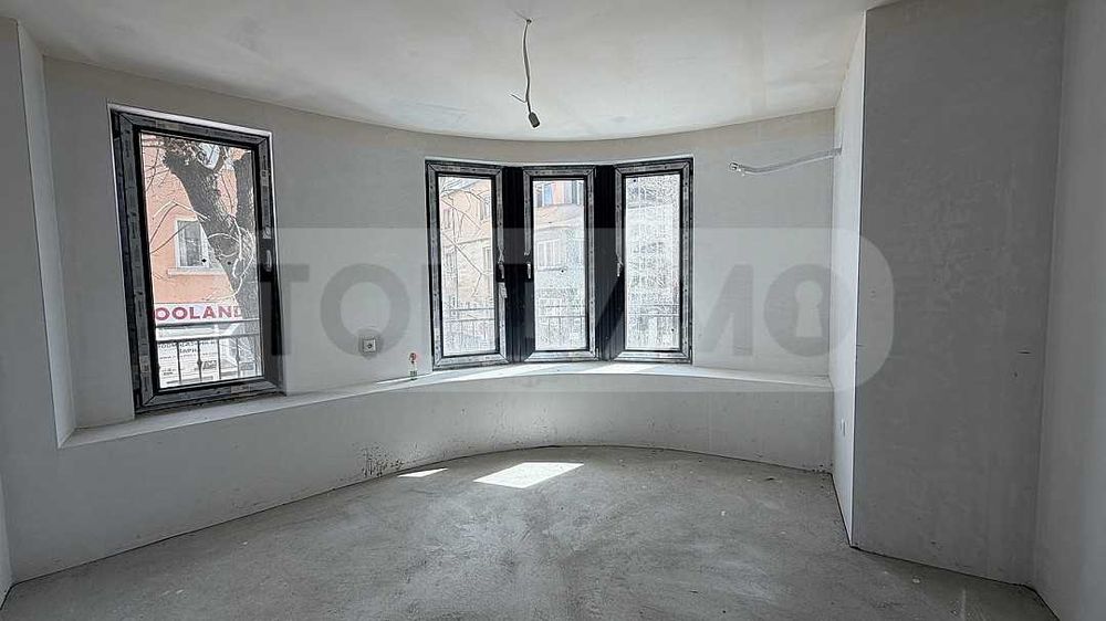 Продава се Тристаен апартамент в Варна, Център - 85 кв.м за 2460 €/кв.м - Снимка #1
