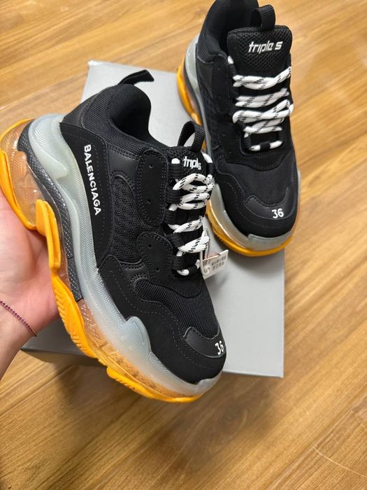 Adidași Balenciaga Triple S piele
Mărimi 36 37 38 
Preț 600 ron