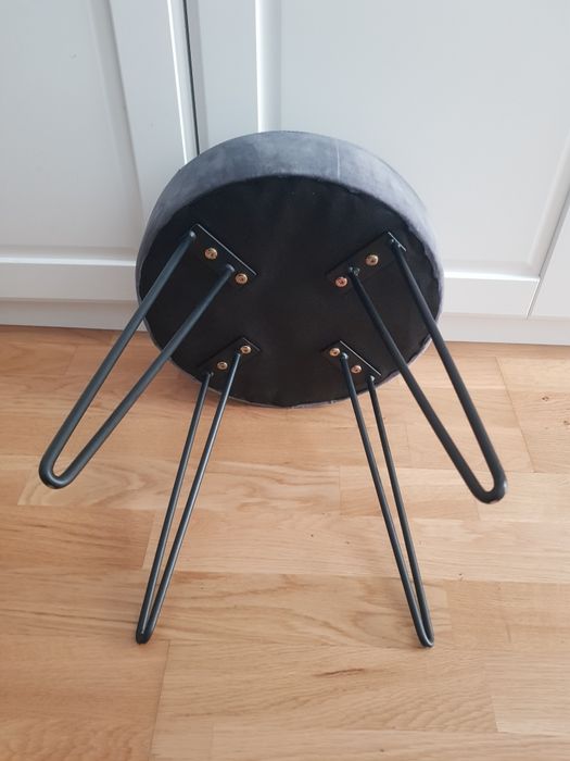 Taburet din catifea cu picioare metalice