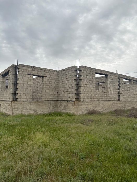 участок с недостроенным домом