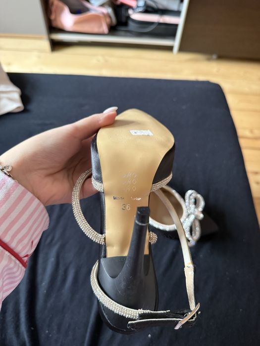 Дамски обувки на ток с камъни