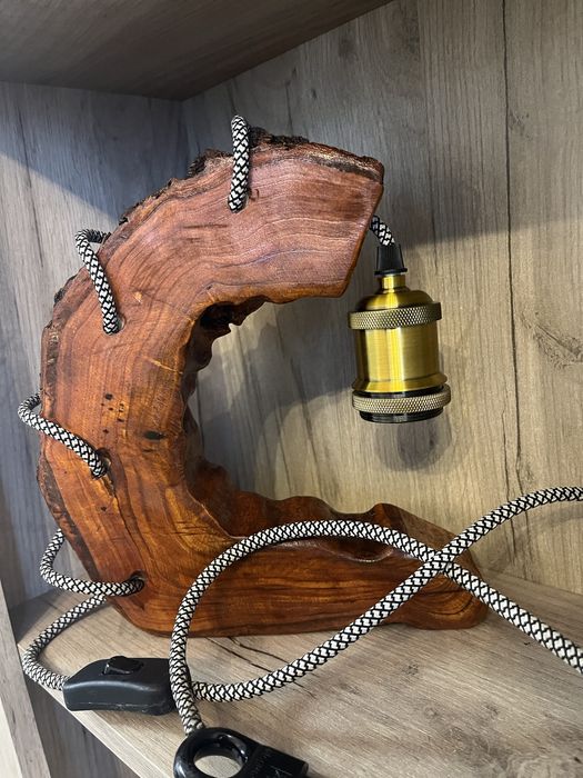 Настолна лампа.