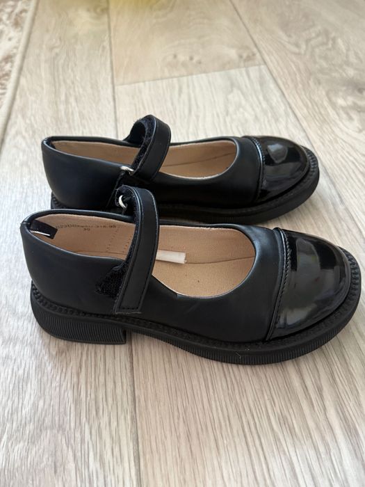 Продам туфельки на девочку 30 размер