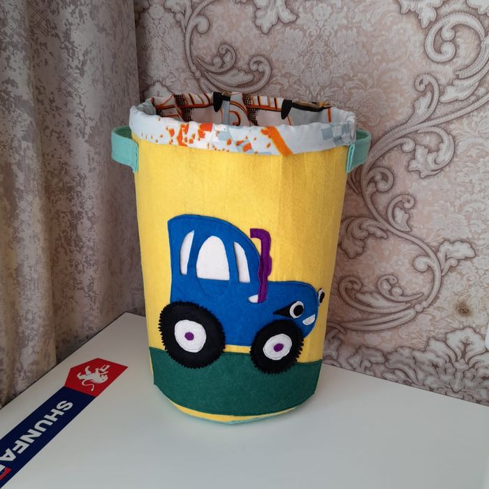 Корзина для игрушек и кудалык. Игрушки мягкие.