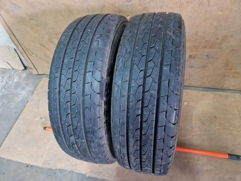 2 Bridgestone R15C 215/70/ 
летни бусови гуми DOT2621