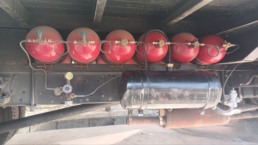 Zil 131 naxadi ishlab turgan moshin