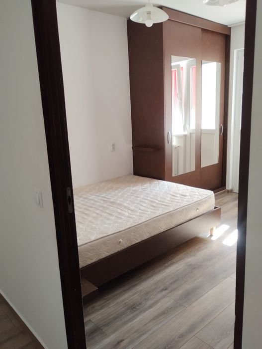 Închiriez apartament cu 2 camere