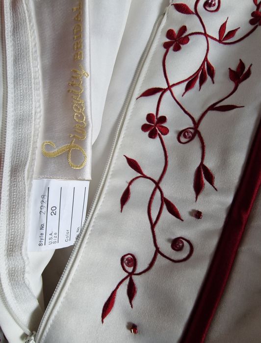 Булчинска рокля на английската марка Sincerity, размер 52