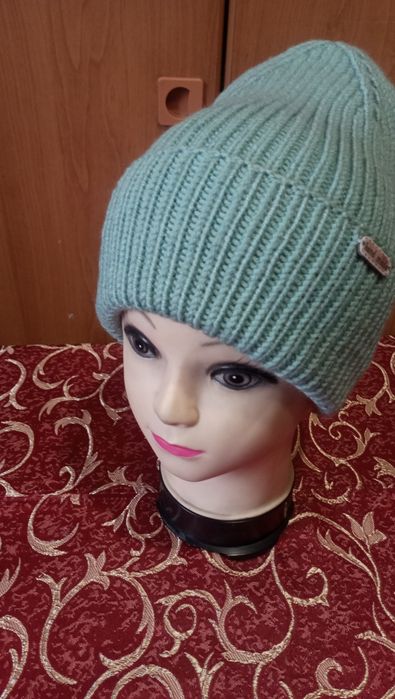 Шапки вязаные новые.
