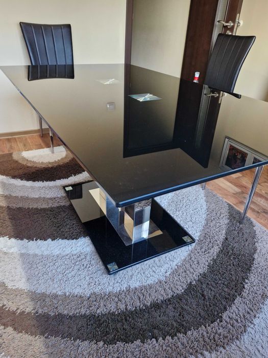 Продавам стъклена маса + 4 стола