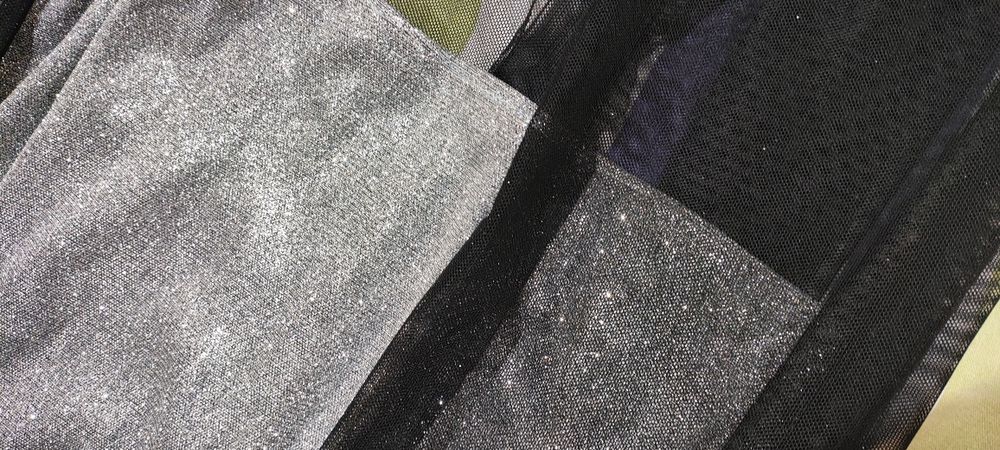 Платье вечернее, эффектное со шлейфом.