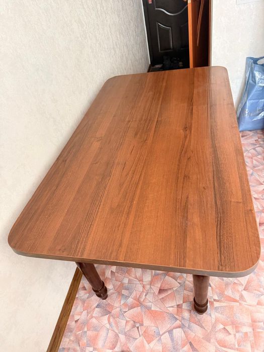 Обеденный стол для большой семьи